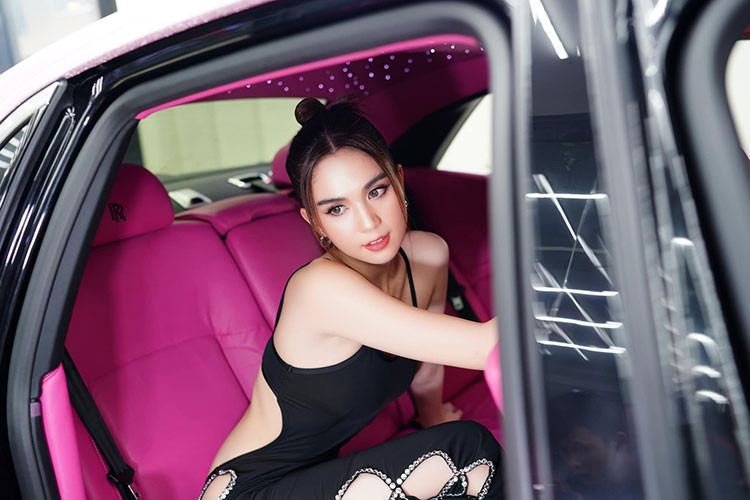 Roll-Royce Ghost sở hữu khối động cơ 6,6 lít V12 tăng áp, công suất 563 mã lực và mô-men xoắn 780 Nm ở ngay vòng tua máy 1.500 vòng/phút. Xe có khả năng tăng tốc từ 0 lên 100 km/h trong 4.9 giây, vận tốc tối đa 249 km/h. Trang bị an toàn theo xe gồm: kiểm soát hành trình, điều khiển bằng giọng nói, cảm biến đổ sau, hỗ trợ phanh khẩn cấp, ổn định điều khiển lực kéo, cân bằng điện tử ESP, 10 túi khí...