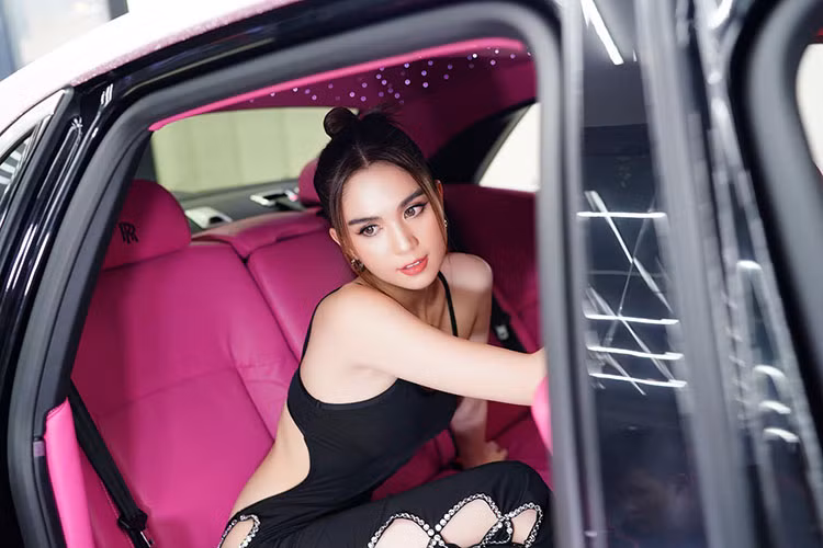 Roll-Royce Ghost sở hữu khối động cơ 6,6 lít V12 tăng áp, công suất 563 mã lực và mô-men xoắn 780 Nm ở ngay vòng tua máy 1.500 vòng/phút. Xe có khả năng tăng tốc từ 0 lên 100 km/h trong 4.9 giây, vận tốc tối đa 249 km/h. Trang bị an toàn theo xe gồm: kiểm soát hành trình, điều khiển bằng giọng nói, cảm biến đổ sau, hỗ trợ phanh khẩn cấp, ổn định điều khiển lực kéo, cân bằng điện tử ESP, 10 túi khí...