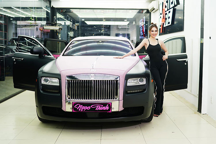 Sau hơn 3 ngày chia sẻ đoạn video chiếc xe siêu sang Rolls-Royce với ngoại thất đen nhám và điểm nhấn là nắp capô dán đề can màu hồng nổi bật, "nữ hoàng nội y" Ngọc Trinh đã đăng tải những hình ảnh chi tiết hơn về mẫu xe siêu sang này đã khiến không ít cư dân mạng choáng trước sự đầu tư của người đẹp này dành cho chiếc xe Rolls-Royce của mình.