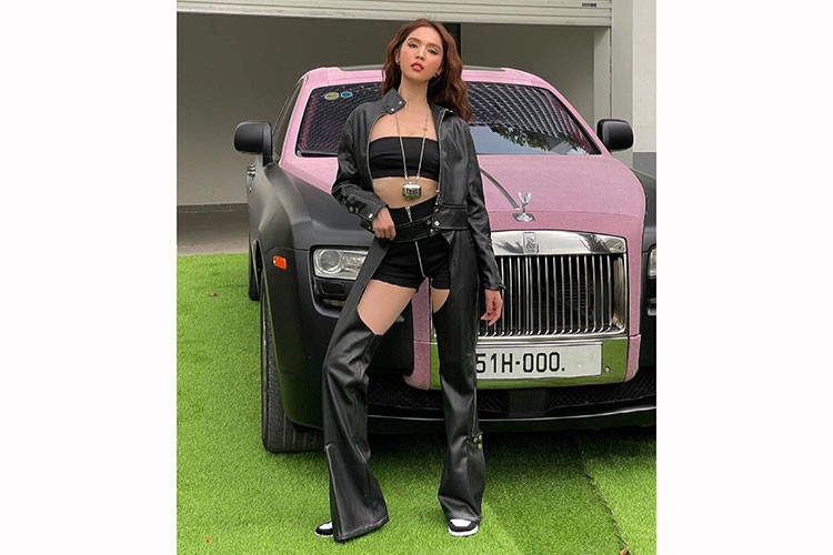 Trước đó, "nữ hoàng nội y" Ngọc Trinh vẫn di chuyển trên một chiếc xe siêu sang Mercedes-Maybach S560 đời cũ có giá trên 11 tỷ đồng lúc mới ra mắt tại Việt Nam. Đây được xem là chiếc xe siêu sang đắt tiền thứ hai của cô nàng này. 
