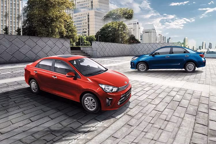 Mẫu xe giá rẻ Kia Soluto được phát triển trên nền tảng của chiếc Kia K2. Xe ra mắt lần đầu vào năm 2017 ở triển lãm ôtô Thượng Hải. Đầu năm 2019, mẫu xe này đã cập bến Đông Nam Á, cụ thể là Philippines, và nhận được nhiều sự chú ý bởi mức giá rẻ nhất phân khúc hiện nay.