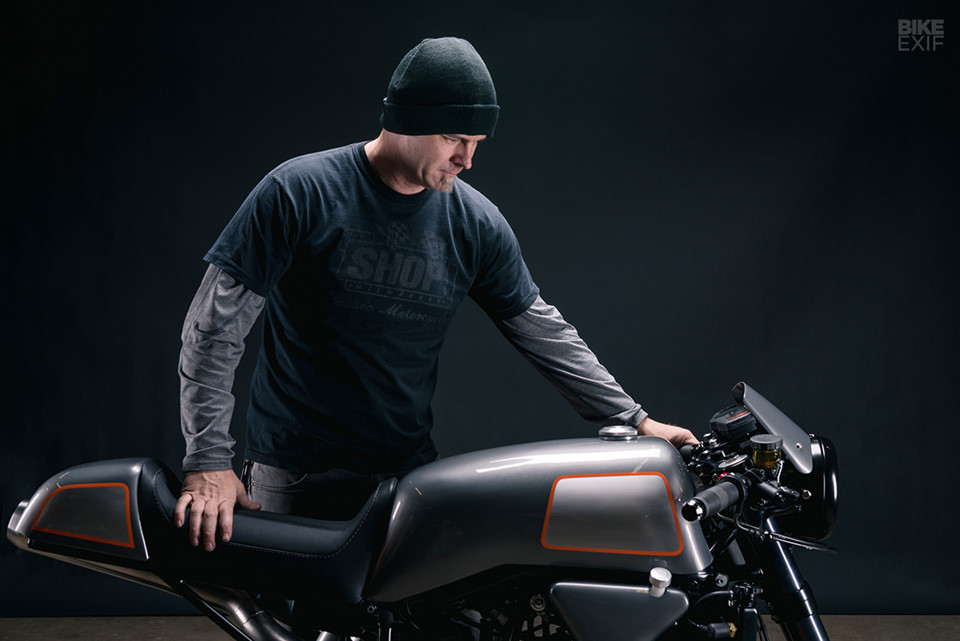 Về màu sơn, Tony muốn giữ nguyên ánh kim loại của nhôm kết hợp với sắc cam đặc trưng của KTM. Phần ốc