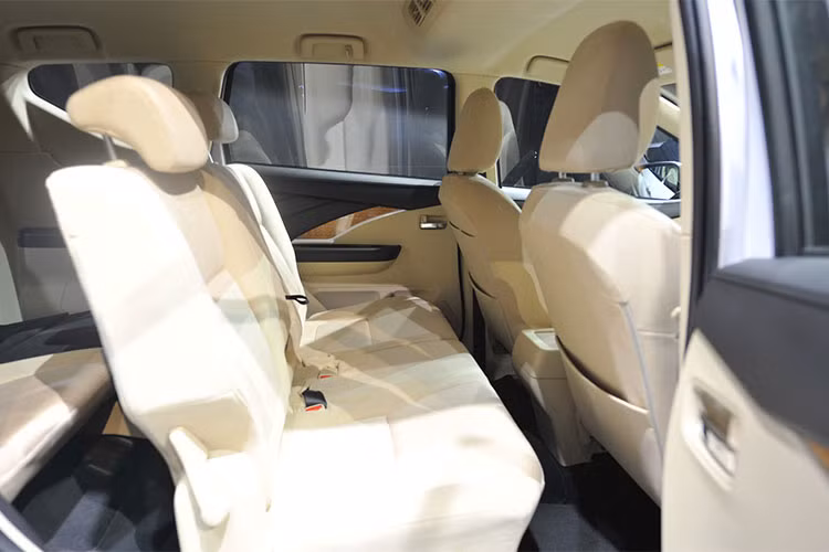 Xpander được trang bị động cơ MIVEC I4 1.5L DOHC, dẫn động cầu trước, cho công suất 103 mã lực và momen xoắn cực đại 141 Nm tại 4.000 vòng/phút. Mẫu xe này có hai lựa chọn hộp số: sàn 5 cấp hoặc tự động 4 cấp. Như vậy, các trang bị của hai phiên bản Xpander tại Thái Lan hoàn toàn tương đồng với thị trường Việt Nam.