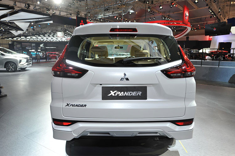 Phiên bản GT có thêm đèn sương mù phía trước, các chi tiết ngoại thất ốp chrome, tấm ốp bảo vệ gầm màu bạc (tiêu chuẩn là màu đen), màn hình màu 4.2 inch phục vụ hệ thống thống tin - giải trí, tính năng hỗ trợ lái tiết kiệm nhiên liệu, vô-lăng, cần số và tay phanh bọc da, điều khiển bằng giọng nói và hệ thống kiểm soát hành trình.