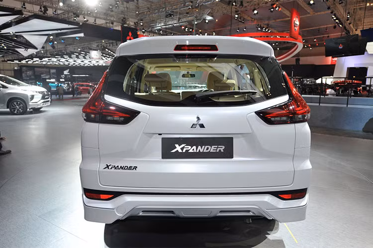 Phiên bản GT có thêm đèn sương mù phía trước, các chi tiết ngoại thất ốp chrome, tấm ốp bảo vệ gầm màu bạc (tiêu chuẩn là màu đen), màn hình màu 4.2 inch phục vụ hệ thống thống tin - giải trí, tính năng hỗ trợ lái tiết kiệm nhiên liệu, vô-lăng, cần số và tay phanh bọc da, điều khiển bằng giọng nói và hệ thống kiểm soát hành trình.