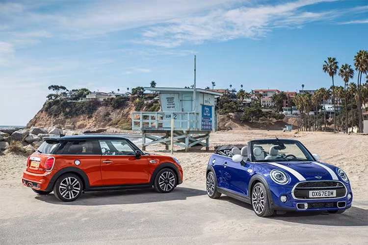 Ra mắt đầu tiên với phiên bản hatchback vào năm 2013, thế hệ MINI Cooper thứ 3 được tạo ra dưới "đế chế" của BMW hiện đã được gần 5 năm tuổi. Chính vì vậy, hãng xe cỡ nhỏ Anh Quốc MINI vừa chính thức công bố phiên bản nâng cấp giữa vòng đời 2019 của dòng xe MINI Cooper.