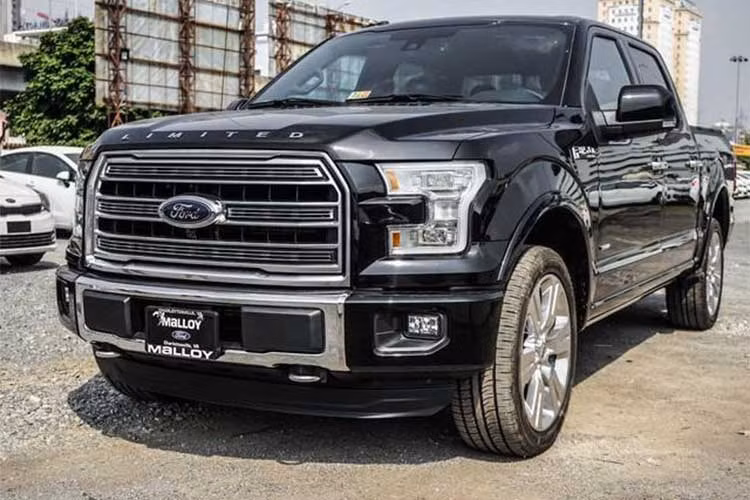 Mẫu bán tải hạng sang Ford F-150 Limited 2017 được nhập khẩu trực tiếp về thị trường Việt Nam thông qua một showroom bán xe nhập khẩu tại Hà Nội. Giá bán của mẫu xe này tại thị trường Việt được dự đoán khoảng 150.000 USD (khoảng hơn 3 tỷ đồng).