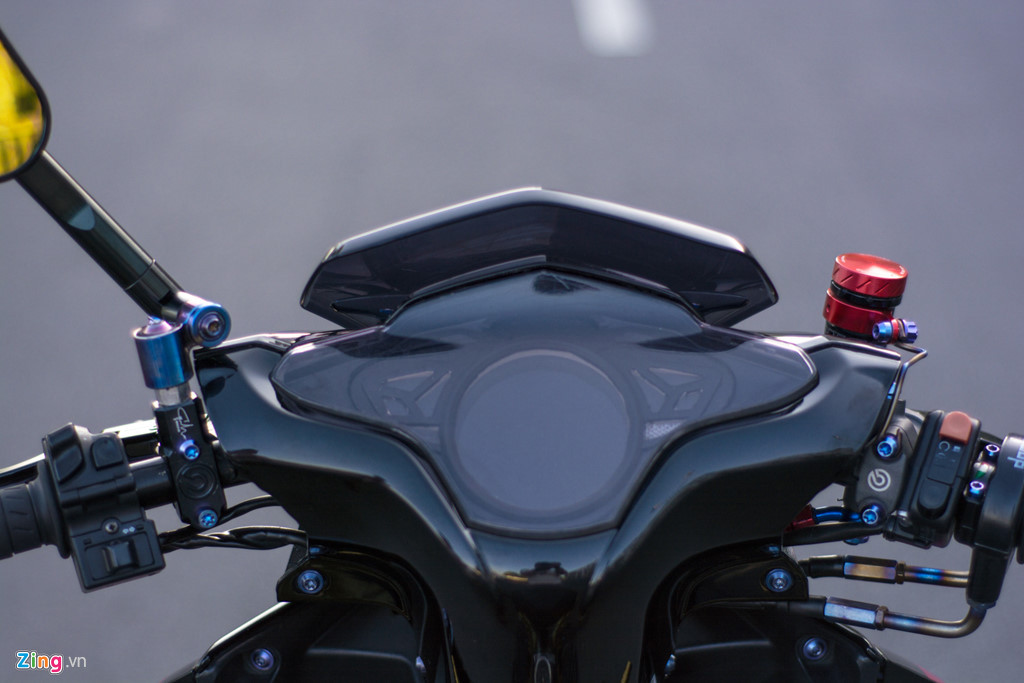 Bảng đồng hồ nguyên bản được thay thế bằng đồng hồ kỹ thuật số của Koso. Cùm công tắc hai bên đơn giản và gọn gàng của Domino.