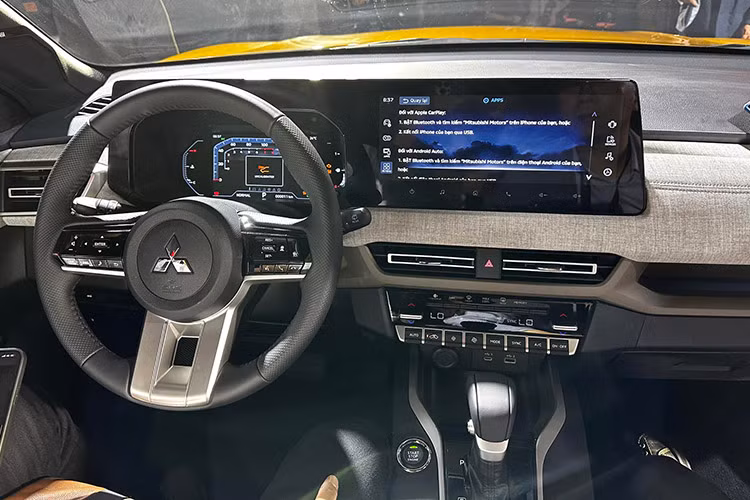 Xe được bố trí nhiều vị trí để điện thoại tiện dụng, kết hợp với hệ thống sạc không dây phía trước cùng các cổng sạc USB-A và USB-C cho cả hai hàng ghế. Ngoài ra, Mitsubishi Xforce còn được tích hợp hệ thống âm thanh 8 loa Dynamic Sound Yamaha Premium.