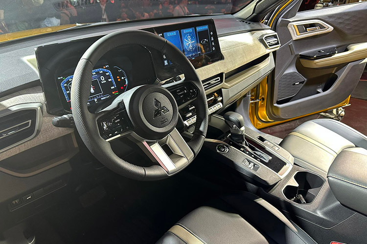 Về nội thất, khu vực bảng điều khiển trung tâm của Mitsubishi Xforce được thiết kế mở rộng theo phương ngang (Horizontal Axis), giúp tầm quan sát phía trước được mở rộng. Mitsubishi Xforce được trang bị màn hình giải trí liền khối, kích thước lớn 12.3 inch kết hợp cùng màn hình thông tin kỹ thuật số 8inch tạo nên cảm giác hiện đại.