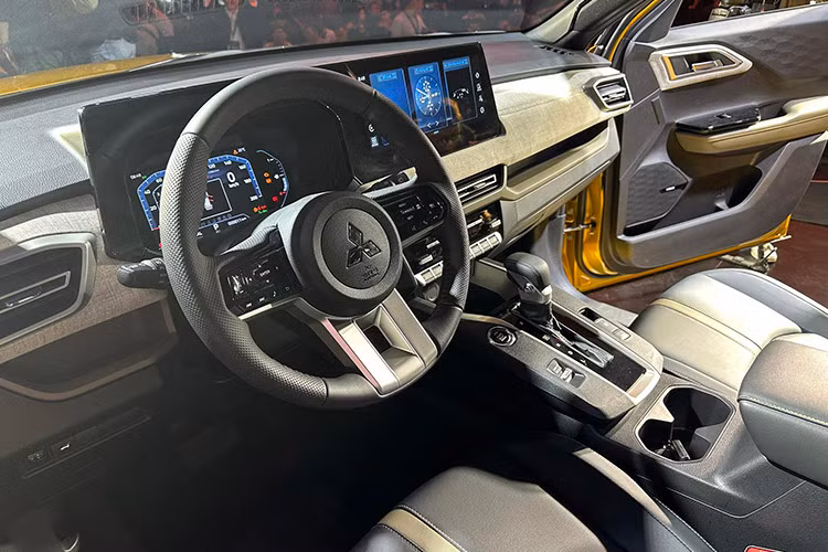 Về nội thất, khu vực bảng điều khiển trung tâm của Mitsubishi Xforce được thiết kế mở rộng theo phương ngang (Horizontal Axis), giúp tầm quan sát phía trước được mở rộng. Mitsubishi Xforce được trang bị màn hình giải trí liền khối, kích thước lớn 12.3 inch kết hợp cùng màn hình thông tin kỹ thuật số 8inch tạo nên cảm giác hiện đại.