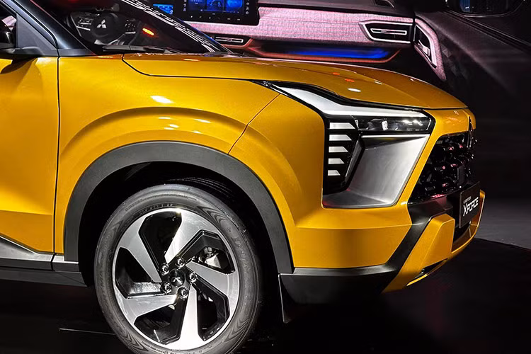 Bên cạnh 4 chế độ lái, gồm thông thường, ướt, bùn và sỏi đá để người lái lựa chọn phù hợp với điều kiện địa hình di chuyển thì Mitsubishi Xforce còn trang bị hệ thống hỗ trợ vào cua chủ động AYC giống Mitsubishi Xpander Cross. Đặc biệt, Xforce được trang bị công nghệ chủ động an toàn tiên tiến Mitsubishi Motors Safety Sensing (MMSS).