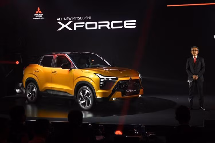 Xforce sở hữu khoảng sáng gầm 222 mm hàng đầu phân khúc, sử dụng la-zăng và lốp kích thước 18 inch. Nhờ vậy, xe bám đường tốt hơn, tăng độ ổn định để người lái tự tin điều khiển xe an toàn ngay cả trên các mặt đường gồ ghề, mấp mô hoặc trong điều kiện đường ngập nước.