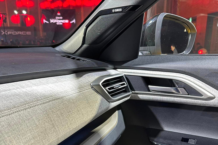 Vị trí để đồ của Xforce khá đa dạng cùng với không gian hành lý có thể sắp xếp linh hoạt theo nhu cầu của người sử dụng. Mẫu SUV này cho phép người sử dụng cất trữ đến 21 chai nước (thể tích 600ml) ở những vị trí khác nhau trong xe.