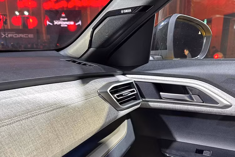 Vị trí để đồ của Xforce khá đa dạng cùng với không gian hành lý có thể sắp xếp linh hoạt theo nhu cầu của người sử dụng. Mẫu SUV này cho phép người sử dụng cất trữ đến 21 chai nước (thể tích 600ml) ở những vị trí khác nhau trong xe.