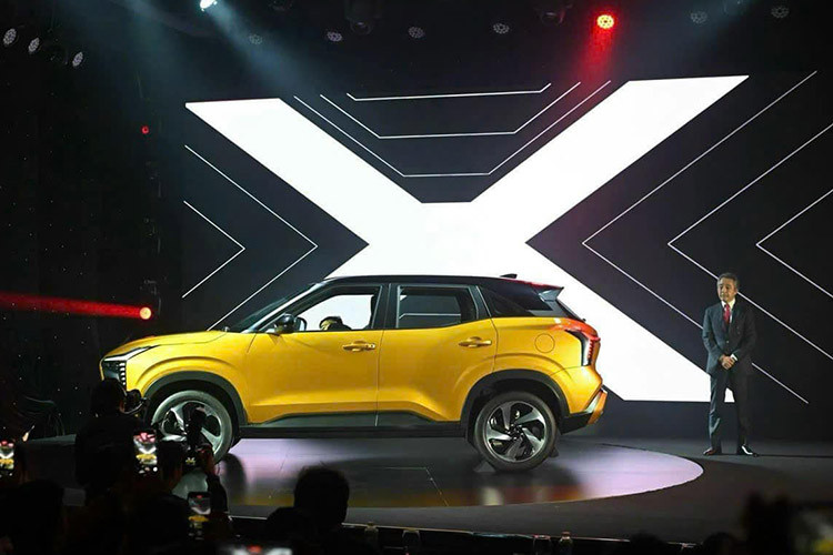 Về ngoại hình, Mitsubishi Xforce tại Việt Nam sở hữu chiều dài tổng thể 4.390 mm, cao hàng đầu phân khúc B-SUV. Cụ thể, xe có chiều dài x rộng x cao lần lượt là 4.390 x 1.810 x 1.660 mm. Điều này mang đến không gian nội thất rộng rãi và tạo nên vẻ ngoại thất bề thế, thể thao và vững chãi.