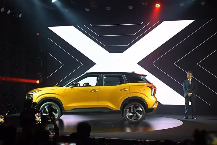 Về ngoại hình, Mitsubishi Xforce tại Việt Nam sở hữu chiều dài tổng thể 4.390 mm, cao hàng đầu phân khúc B-SUV. Cụ thể, xe có chiều dài x rộng x cao lần lượt là 4.390 x 1.810 x 1.660 mm. Điều này mang đến không gian nội thất rộng rãi và tạo nên vẻ ngoại thất bề thế, thể thao và vững chãi.