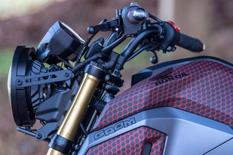 Chiếc Honda MSX 125 độ sidecar mang tên GUS này có một số nâng cấp đáng chú ý như đèn pha tròn với công nghệ LED hiện đại, yên xe là hàng thửa đặc biệt với nhiều đường chỉ khâu hình kim cương màu đỏ nổi bật.