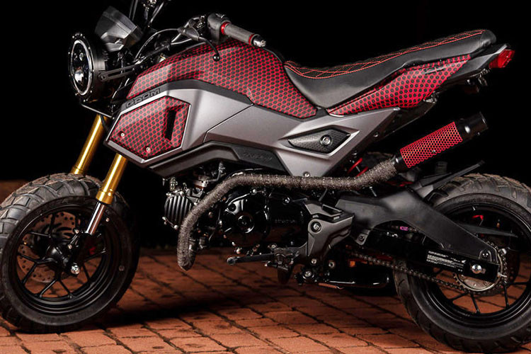 Ngoài hững nâng cấp về trang bị, phong cách của mẫu xe côn tay cỡ nhỏ Honda này cũng được thay đổi với ốp yếm gió được độ lại theo phong cách sơn nhúng mới lạ, ăn nhập với các đường chỉ thêu trên yên xe.