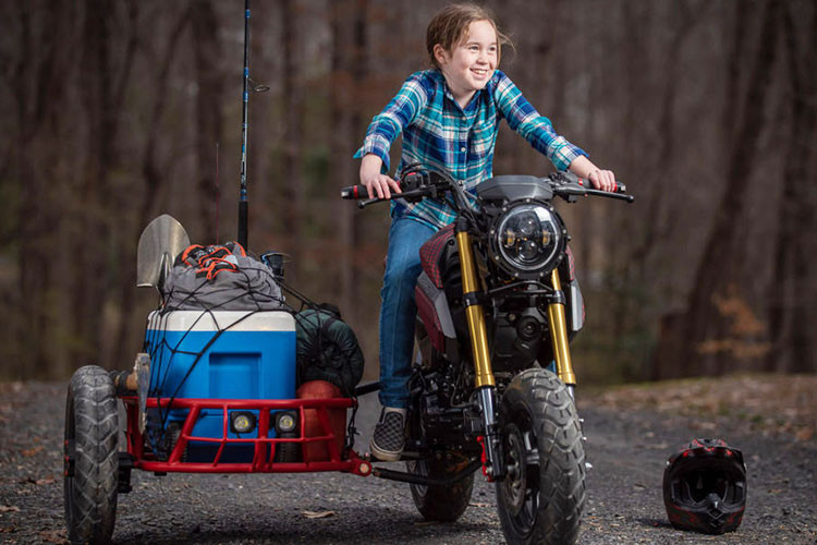 Tương tự, thuyền xe cũng có thể tháo rời và lắp đặt thông qua hệ thống ốc vít. Nhờ thiết kế này người dùng có thể chuyển đổi dễ dàng giữa hai phong cách sidecar hay xe môtô hai bánh để phù hợp với nhu cầu sử dụng.