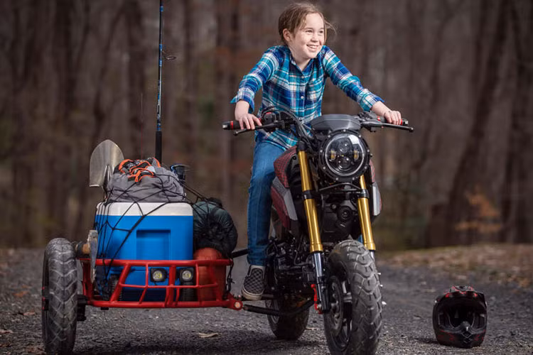 Tương tự, thuyền xe cũng có thể tháo rời và lắp đặt thông qua hệ thống ốc vít. Nhờ thiết kế này người dùng có thể chuyển đổi dễ dàng giữa hai phong cách sidecar hay xe môtô hai bánh để phù hợp với nhu cầu sử dụng.