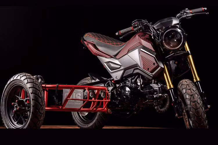 Sau khi hoàn tất các nâng cấp và thay đổi trên xe nguyên bản, xưởng độ Industrial Moto bắt đầu chế tạo phần thuyền đi kèm dành cho GUS.