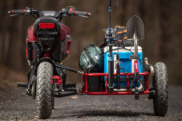 Một số chi tiết như đèn xinhan nguyên bản đã được xưởng độ Industrial Moto loại bỏ và thay thế bằng đèn xinhan gù tay lái cực chất và ống xả độ giúp tạo ra âm thanh kích thích hơn.