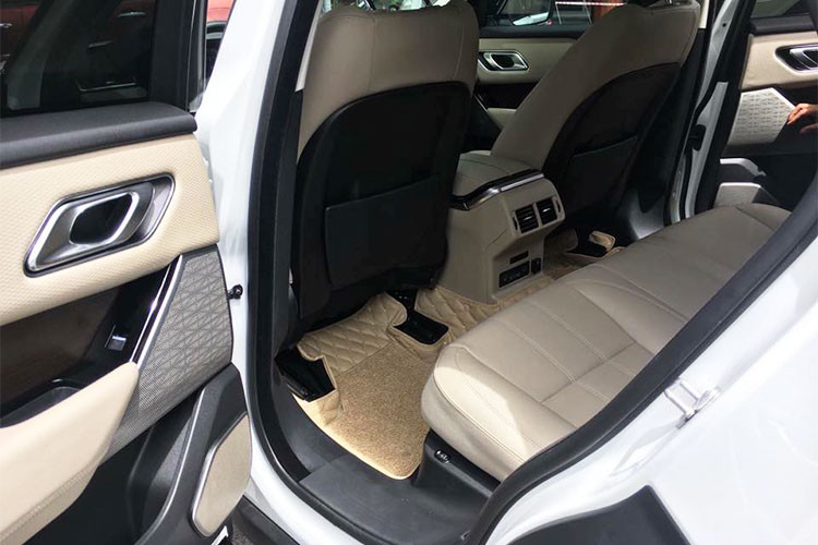 Tại thị trường Việt Nam, Range Rover Velar được nhập khẩu và phân phối chính hãng với ba phiên bản: Base SE, R-Dynamic và First Edition đều sở hữu khối động cơ Si6, 3.0L V6, Supercharged, 380 mã lực, mô-men xoắn cực đại đạt 450Nm, tốc độ tối đa đạt 250km/h và khả năng tăng tốc từ 0-100km/h trong 5,7 giây.