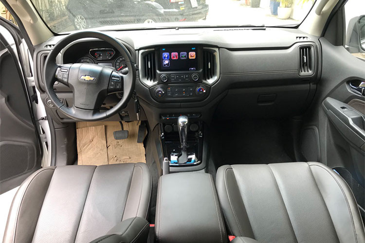 Ở bên trong, toàn bộ bảng táp-lô của Trailblazer cũng đã được Chevrolet thiết kế lại với hình dáng khỏe khoắn hơn và tăng tính công thái học đối với người lái. Thiết kế nội thất của xe đã được "bê nguyên" từ Colorado, với điểm khác biệt là Trailblazer có tới 7 chỗ ngồi thay vì 5 chỗ. Xe được trang bị hệ thống thông tin giải trí My Link thế hệ mới, hỗ trợ kết nối smartphone Apple CarPlay và Android Auto.