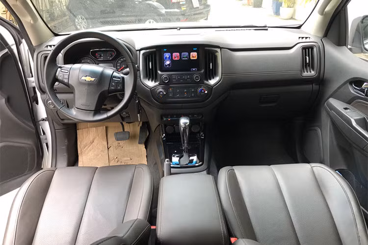 Ở bên trong, toàn bộ bảng táp-lô của Trailblazer cũng đã được Chevrolet thiết kế lại với hình dáng khỏe khoắn hơn và tăng tính công thái học đối với người lái. Thiết kế nội thất của xe đã được "bê nguyên" từ Colorado, với điểm khác biệt là Trailblazer có tới 7 chỗ ngồi thay vì 5 chỗ. Xe được trang bị hệ thống thông tin giải trí My Link thế hệ mới, hỗ trợ kết nối smartphone Apple CarPlay và Android Auto.