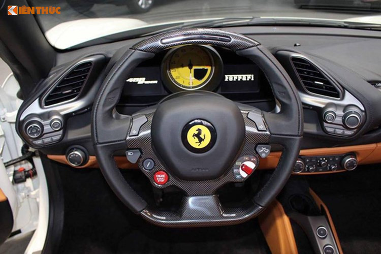 Do có thêm bộ phận đóng mở mui cứng nên Ferrari 488 Spider 2016 nặng hơn khoảng 45 kg so với 488 GTB. Mui cứng của chiếc xe có thể đóng và hạ trong khoảng 14 giây, đồng thời cung cấp khả năng bảo vệ tuyệt đối chống tiếng ồn cho người sử dụng ngay cả khi chạy với tốc độ cao. Nội thất xe với màu đen và da bò kết hợp nhiều chi tiết ốp carbon.