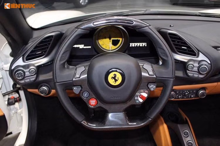 Do có thêm bộ phận đóng mở mui cứng nên Ferrari 488 Spider 2016 nặng hơn khoảng 45 kg so với 488 GTB. Mui cứng của chiếc xe có thể đóng và hạ trong khoảng 14 giây, đồng thời cung cấp khả năng bảo vệ tuyệt đối chống tiếng ồn cho người sử dụng ngay cả khi chạy với tốc độ cao. Nội thất xe với màu đen và da bò kết hợp nhiều chi tiết ốp carbon.