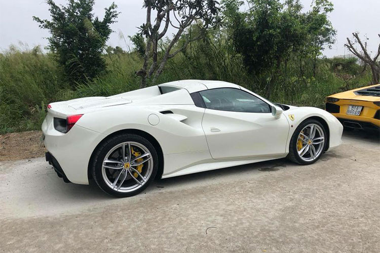 Ferrari 488 Spider vẫn sở hữu động cơ V8, tăng áp kép, dung tích 3.9 lít, sản sinh công suất tối đa 661 mã lực tại và mô-men xoắn cực đại 760 Nm tương tự như bản Coupe. Động cơ kết hợp cùng hộp số tự động 7 cấp, nhờ đó, chiếc siêu xe mui trần này chỉ mất khoảng 3 giây để tăng tốc từ lên 100 km/h từ vị trí xuất phát trước khi đạt vận tốc tối đa là 325 km/h.