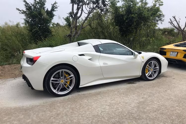 Ferrari 488 Spider vẫn sở hữu động cơ V8, tăng áp kép, dung tích 3.9 lít, sản sinh công suất tối đa 661 mã lực tại và mô-men xoắn cực đại 760 Nm tương tự như bản Coupe. Động cơ kết hợp cùng hộp số tự động 7 cấp, nhờ đó, chiếc siêu xe mui trần này chỉ mất khoảng 3 giây để tăng tốc từ lên 100 km/h từ vị trí xuất phát trước khi đạt vận tốc tối đa là 325 km/h.