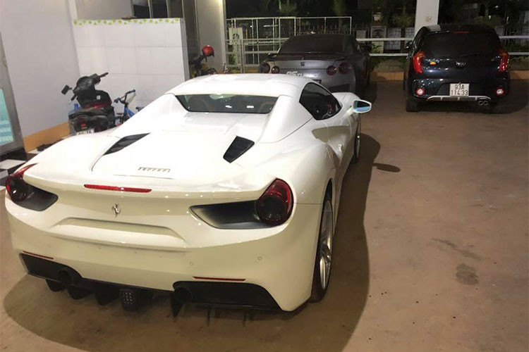 Tại Mỹ, Ferrari 488 GTB có giá 242.000 USD. Mức giá của mẫu siêu xe bản mui cứng này tại thị trường Việt Nam sau khi chịu các khoản thuế và phí sẽ lên đến 15 tỷ đồng - tuy nhiên phiên bản mui trần này sẽ có giá đắt hơn một chút. Hiện vẫn chưa có mức giá chính thức của "siêu ngựa" này sau khi đến tay đại gia Bình Phước.