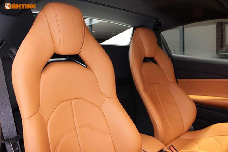 488 GTB Spider cũng được hãng siêu xe Ferrari trang bị hệ thống giải trí mới Digital Audio Broadcasting (DAB) kết hợp cùng với các ứng dụng mới nhất hiện nay như Apple CarPlay, hệ thống âm thanh cao cấp của JBL-Harman gồm 12 loa có công suất 1.280 Watt... Cùng với đó là ghế ngồi bọc da cao cấp màu da bò có tích hợp chỉnh điện.