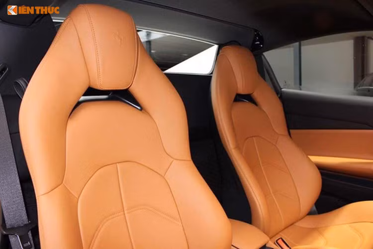 488 GTB Spider cũng được hãng siêu xe Ferrari trang bị hệ thống giải trí mới Digital Audio Broadcasting (DAB) kết hợp cùng với các ứng dụng mới nhất hiện nay như Apple CarPlay, hệ thống âm thanh cao cấp của JBL-Harman gồm 12 loa có công suất 1.280 Watt... Cùng với đó là ghế ngồi bọc da cao cấp màu da bò có tích hợp chỉnh điện.