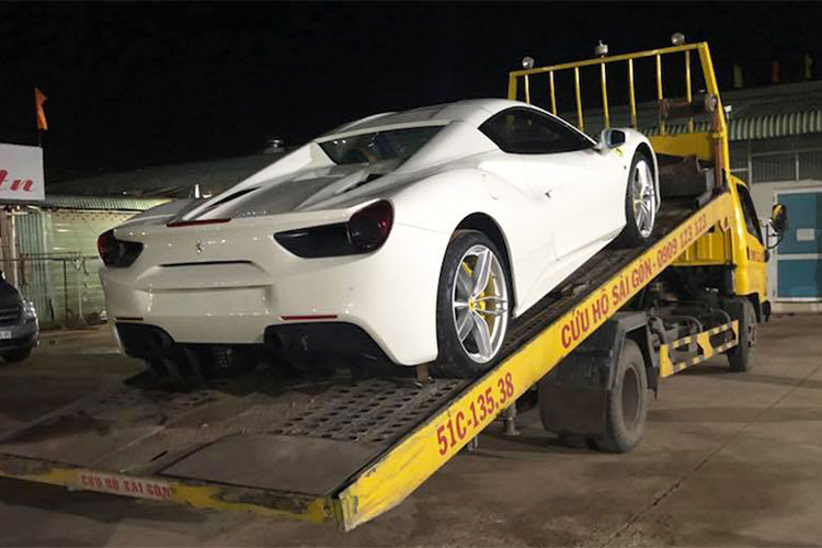 So với hơn 12 chiếc siêu xe Ferrari 488 GTB được đưa về thị trường Việt Nam, phiên bản mui trần Ferrari 488 Spider không phải là cái tên quá nổi tiếng nhưng nó lại khá hiếm khi chỉ có vỏn vẹn 3 chiếc xuất hiện.
