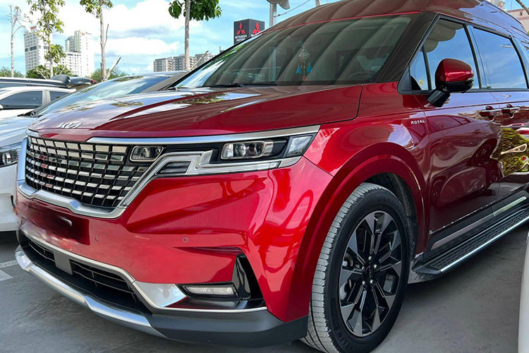 Sau thời gian dài chờ đợi, các đại lý Kia đã bắt đầu nhận đặt cọc mẫu xe Kia Carnival Royal 2022 mới với 2 phiên bản hồm 4 chỗ và 6 chỗ. Xe sẽ có 6 tùy chọn màu sắc, trong đó bao gồm 3 lựa chọn đơn sắc và 3 lựa chọn kết hợp hai màu sơn như các dòng xe Mercedes-Maybach.