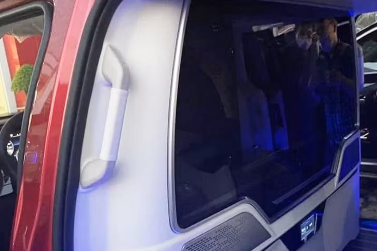 Ở phía trước mặt hàng ghế thứ 2 của Kia Carnival Royal 2022 là màn hình 32 inch độ phân giải Full HD chạy hệ điều hành Android, kết nối wifi và có sẵn camera phục vụ nhu cầu giải trí và họp trực tuyến. Ngoài ra còn một màn hình 5 inch hiển thị vận tốc xe và thời gian.