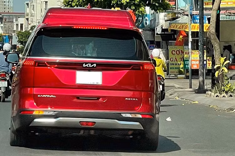 Về mặt sức mạnh, mẫu xe Kia Carnival Royal 2022 tại Việt Nam hiện chỉ có duy nhất động cơ diesel 2.2L. Khối động cơ này sản sinh công suất 199 mã lực, mô-men xoắn cực đại 440 Nm. Sức mạnh được truyền đến cầu trước thông qua hộp số tự động 8 cấp. 