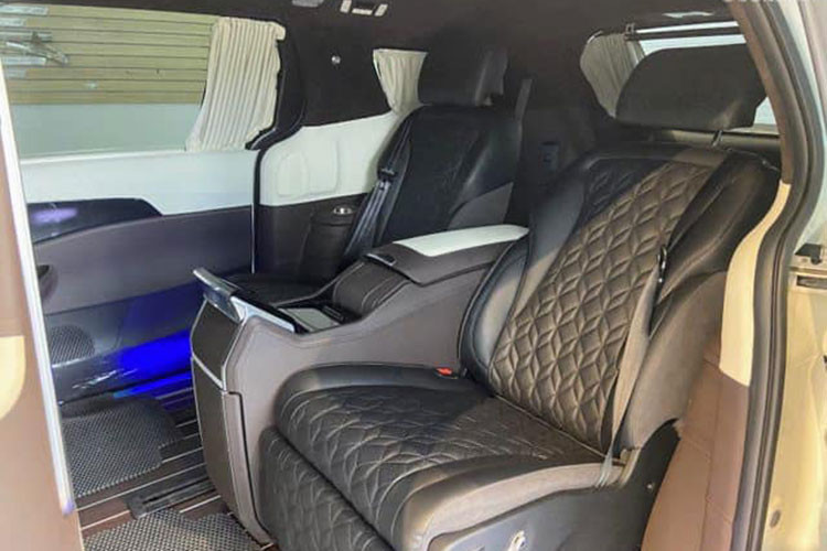 Bệ tì tay của hàng ghế “ông chủ” được tích hợp sẵn rất nhiều tiện ích sang trọng và đẳng cấp. Màn hình cảm ứng tích hợp ngay trên bệ đỡ tay trung tâm, cho phép điều khiển hệ thống đèn, điều hòa, âm thanh, màn hình TV, cửa trượt, cửa sổ, đàm thoại với khoang lái.