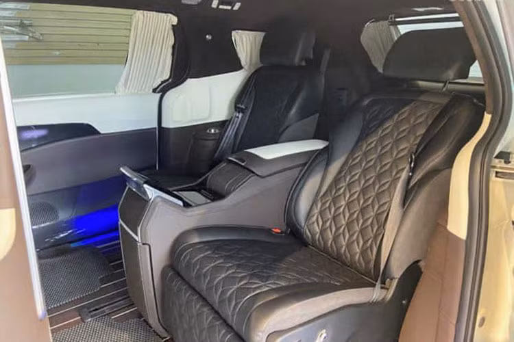 Bệ tì tay của hàng ghế “ông chủ” được tích hợp sẵn rất nhiều tiện ích sang trọng và đẳng cấp. Màn hình cảm ứng tích hợp ngay trên bệ đỡ tay trung tâm, cho phép điều khiển hệ thống đèn, điều hòa, âm thanh, màn hình TV, cửa trượt, cửa sổ, đàm thoại với khoang lái.