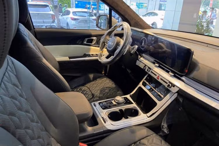 Ghế ngồi được bọc da Nappa và có tính năng làm mát, sưởi ghế, massage. Xe được trang bị rèm cửa tự động và hệ thống điều hòa riêng đảm bảo cho hàng ghế ông chủ có được một không gian riêng tư và thoải mái. Ngoài ra ở tất cả trí ghế ngồi đều có chỉnh điện, gập điện.