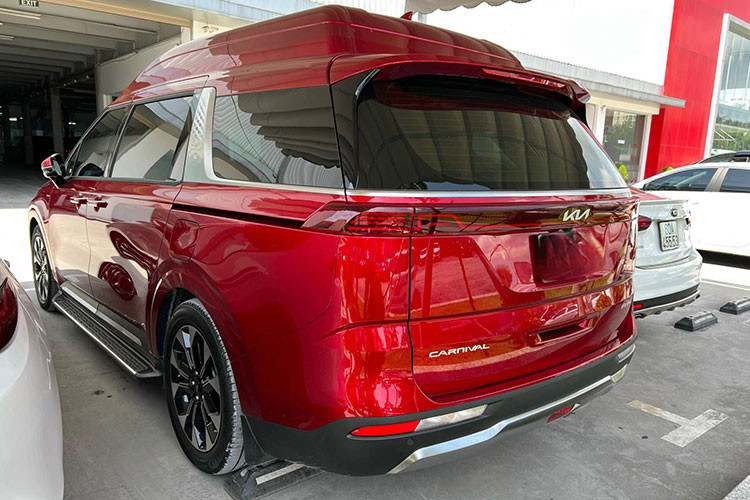 Dù được bán công khai, thế nhưng thông tin về Kia Carnival Royal hoàn toàn mới khá ít ỏi, ngay cả website của Kia Motor Việt Nam cũng không có thông tin về phiên bản đặc biệt này. Nếu muốn mua xe, khách hàng phải liên hệ với nhân viên bán hàng để được tư vấn.