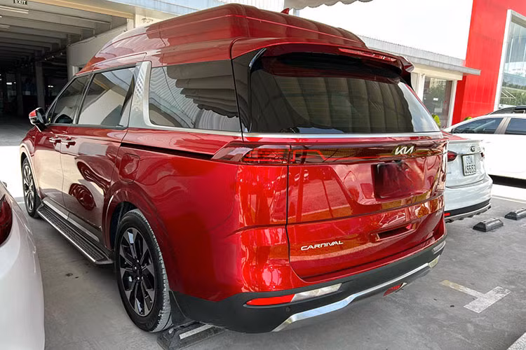 Dù được bán công khai, thế nhưng thông tin về Kia Carnival Royal hoàn toàn mới khá ít ỏi, ngay cả website của Kia Motor Việt Nam cũng không có thông tin về phiên bản đặc biệt này. Nếu muốn mua xe, khách hàng phải liên hệ với nhân viên bán hàng để được tư vấn.