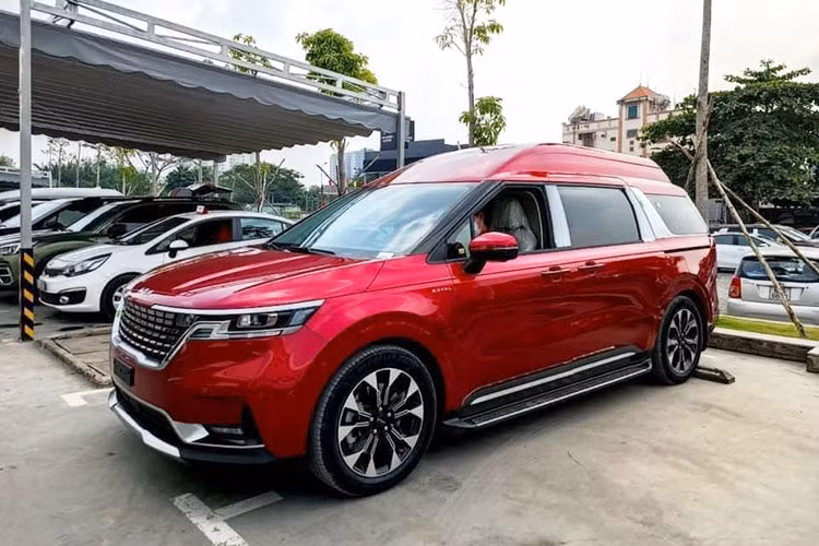 Mức giá xe Kia Carnival Royal 2022 cho bản 4 ghế là 2,379 tỷ đồng và bản 7 ghế là 2,399 tỷ đồng, được xem là khá cao so với những phiên bản khác. Tuy nhiên, so với trải nghiệm đẳng cấp mà chiếc xe mang lại và nhìn sang các đối thủ trực tiếp là Mercedes-Benz V 250 Luxury (giá từ 2,662 tỷ đồng) và Toyota Granvia (3,072 tỷ đồng).