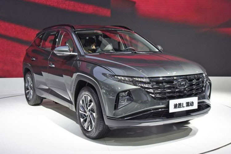 Tại triển lãm Ô tô Thành Đô 2021 đang diễn ra ở Trung Quốc, Hyundai không chỉ mang mẫu MPV cỡ trung hoàn toàn mới Custo đến giới thiệu với khách hàng Trung Quốc. Bên cạnh đó, hãng còn vén màn phiên bản tiết kiệm xăng hơn của Hyundai Tucson L 2022 mới.