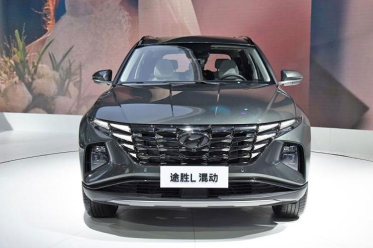 Ngoài hệ truyền động hybrid mới, Hyundai Tucson L Hybrid 2022 ở thị trường Trung Quốc có thiết kế không khác gì bản thường. Xe cũng có chiều dài 4.630 mm, chiều rộng 1.865 mm, chiều cao 1.665 mm và chiều dài cơ sở 2.755 mm.