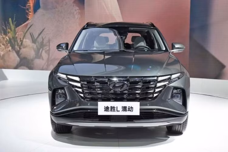 Ngoài hệ truyền động hybrid mới, Hyundai Tucson L Hybrid 2022 ở thị trường Trung Quốc có thiết kế không khác gì bản thường. Xe cũng có chiều dài 4.630 mm, chiều rộng 1.865 mm, chiều cao 1.665 mm và chiều dài cơ sở 2.755 mm.